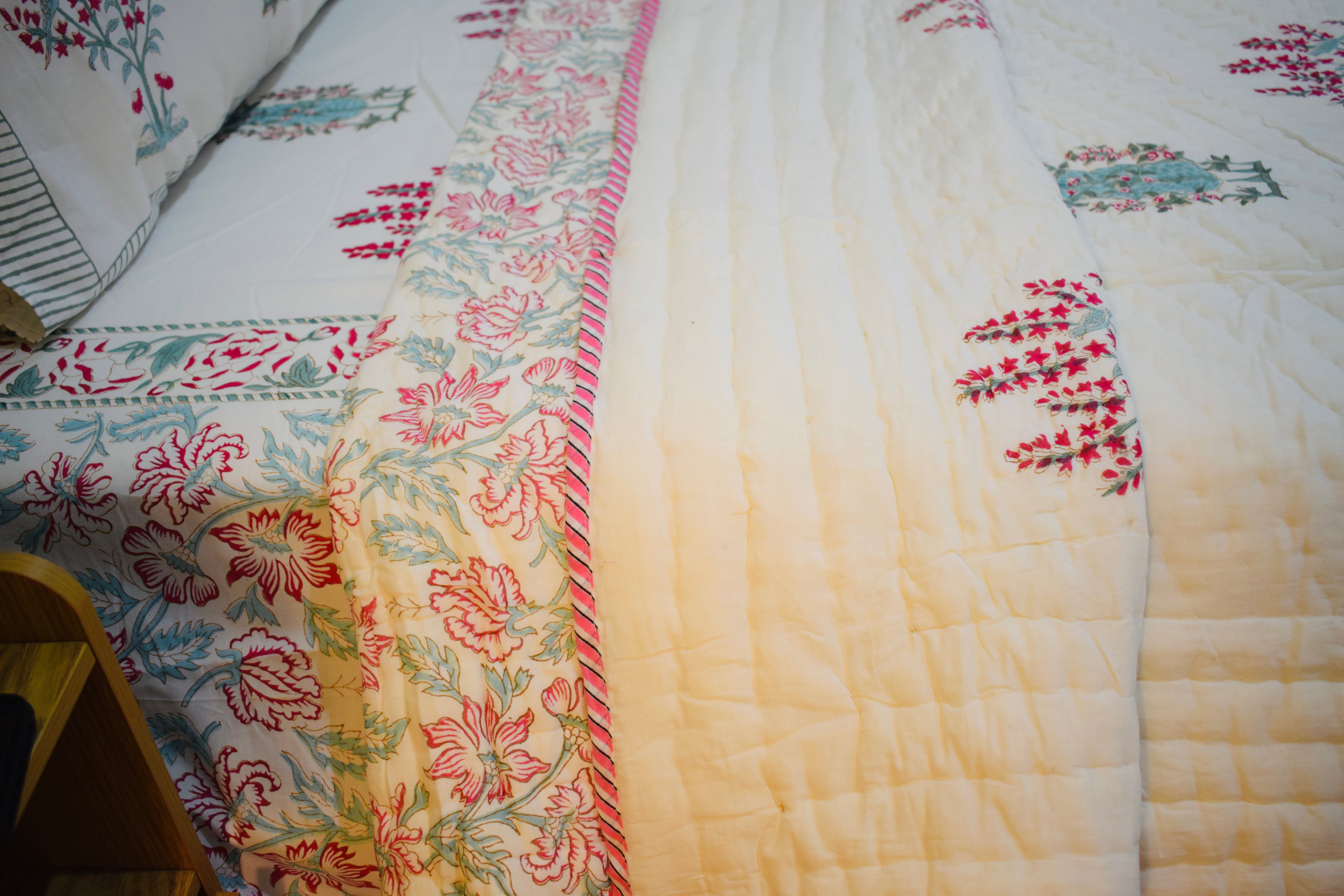 Chirping Birds Bedding Set - Queen Quilt + Bedsheet + Shams
